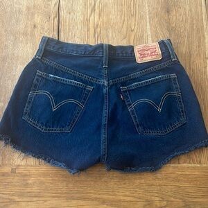 Levi’s | 501 Cut Off Frayed Hem Shorts 28